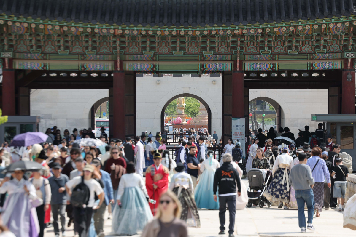 ▲29일 서울 경복궁을 찾은 시민들과 관광객들이 한복을 입고 즐거운 시간을 보내고 있다. 중동 전쟁의 여파로 인한 항공료 부담에 단거리 여행으로 발길을 돌린 중국과 일본 관광객 20만명이 이번 노동절과 골든위크가 겹친 ‘슈퍼 연휴’에 한국을 찾을 전망이다. (김예연 인턴기자 kimye@)