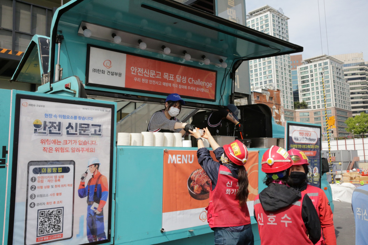 ▲안전신문고 목표달성 챌린지 우수현장으로 선정된 서울역북부역세권 현장 근로자가 음식을 받고 있다. (사진제공=한화 건설부문)