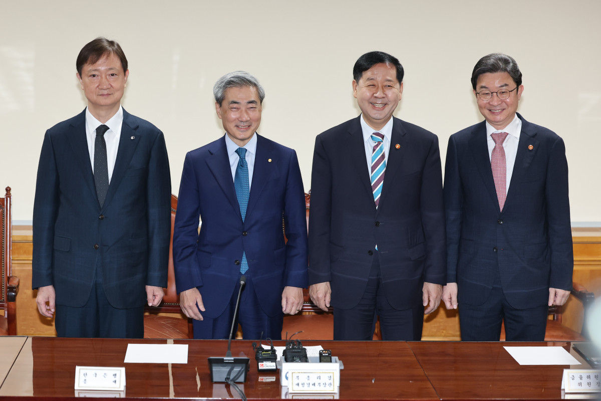 ▲30일 서울 중구 은행회관에서 열린 확대거시경제금융회의에서 참석자들이 기념사진을 찍고 있다.    왼쪽부터 이찬진 금융감독원장, 신현송 한국은행 총재, 구윤철 부총리 겸 재정경제부 장관, 이억원 금융위원장 2026.4.30    dwise@yna.co.kr/2026-04-30 08:30:21/<저작권자 ⓒ 1980-2026 ㈜연합뉴스. 무단 전재 재배포 금지, AI 학습 및 활용 금지> (사진제공=연합뉴스)