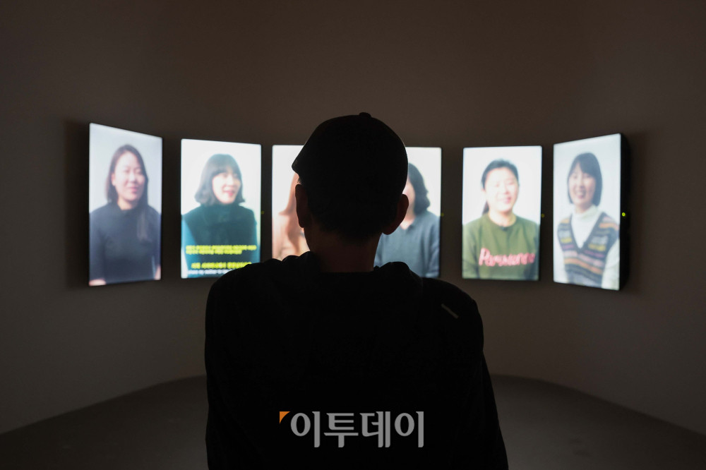 ▲30일 서울 도봉구 서울시립 사진미술관에서 열린 2026 서울사진축제를 찾은 관람객들이 작품을 둘러보고 있다. 5년 만에 재개된 이번 축제는 '컴백홈(Come Back Home)'을 주제로 집의 의미를 사진으로 탐구하는 전시와 다채로운 프로그램을 진행한다. 전시는 오는 6월 14일까지 진행되며, 서울시립 사진미술관은 이번 2026년을 시작으로 짝수년마다 서울사진축제를 개최할 계획이다. 김예연 인턴기자 kimye@