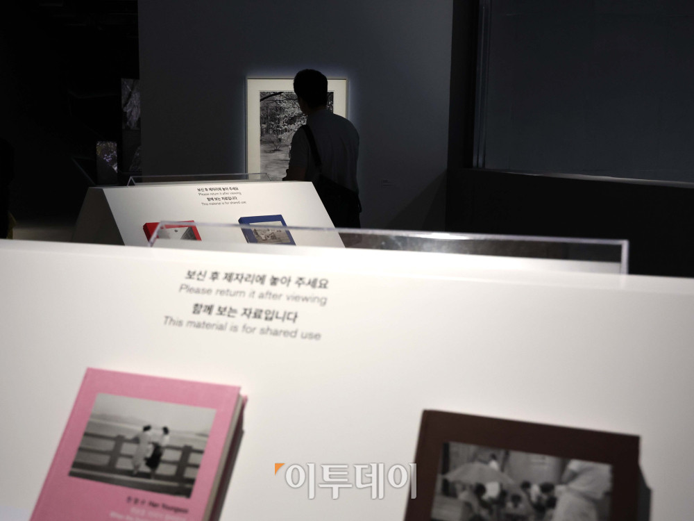 ▲30일 서울 도봉구 서울시립 사진미술관에서 열린 2026 서울사진축제를 찾은 관람객들이 작품을 둘러보고 있다. 5년 만에 재개된 이번 축제는 '컴백홈(Come Back Home)'을 주제로 집의 의미를 사진으로 탐구하는 전시와 다채로운 프로그램을 진행한다. 전시는 오는 6월 14일까지 진행되며, 서울시립 사진미술관은 이번 2026년을 시작으로 짝수년마다 서울사진축제를 개최할 계획이다. 김예연 인턴기자 kimye@