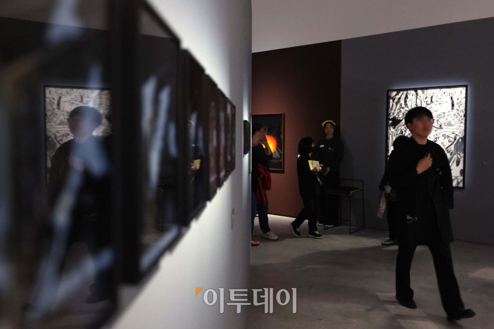 ▲30일 서울 도봉구 서울시립 사진미술관에서 열린 2026 서울사진축제를 찾은 관람객들이 작품을 둘러보고 있다. 5년 만에 재개된 이번 축제는 '컴백홈(Come Back Home)'을 주제로 집의 의미를 사진으로 탐구하는 전시와 다채로운 프로그램을 진행한다. 전시는 오는 6월 14일까지 진행되며, 서울시립 사진미술관은 이번 2026년을 시작으로 짝수년마다 서울사진축제를 개최할 계획이다. 김예연 인턴기자 kimye@