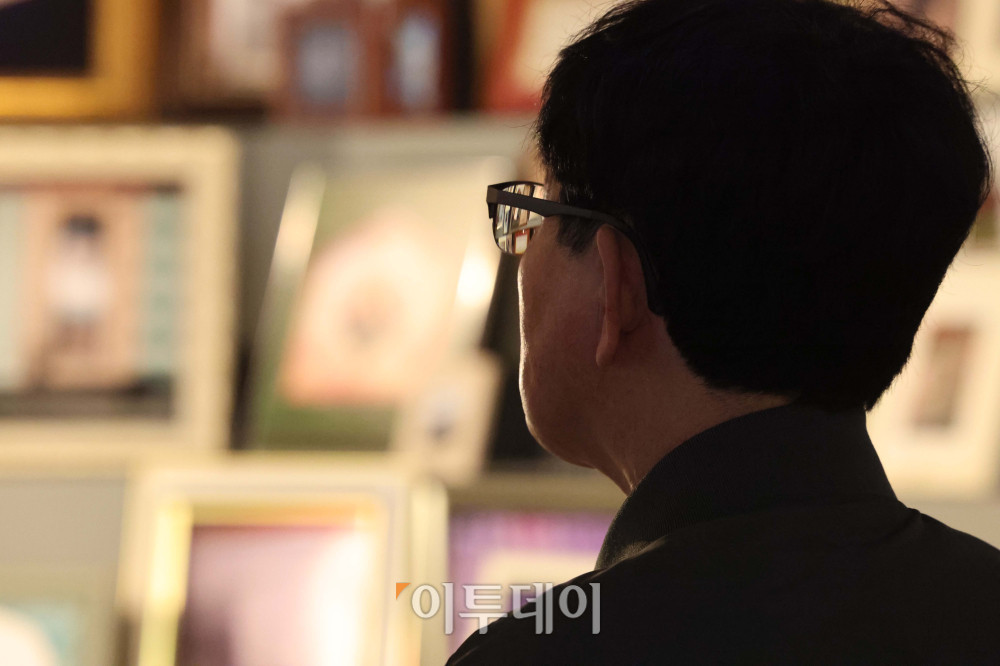 ▲30일 서울 도봉구 서울시립 사진미술관에서 열린 2026 서울사진축제를 찾은 관람객들이 작품을 둘러보고 있다. 5년 만에 재개된 이번 축제는 '컴백홈(Come Back Home)'을 주제로 집의 의미를 사진으로 탐구하는 전시와 다채로운 프로그램을 진행한다. 전시는 오는 6월 14일까지 진행되며, 서울시립 사진미술관은 이번 2026년을 시작으로 짝수년마다 서울사진축제를 개최할 계획이다. 김예연 인턴기자 kimye@