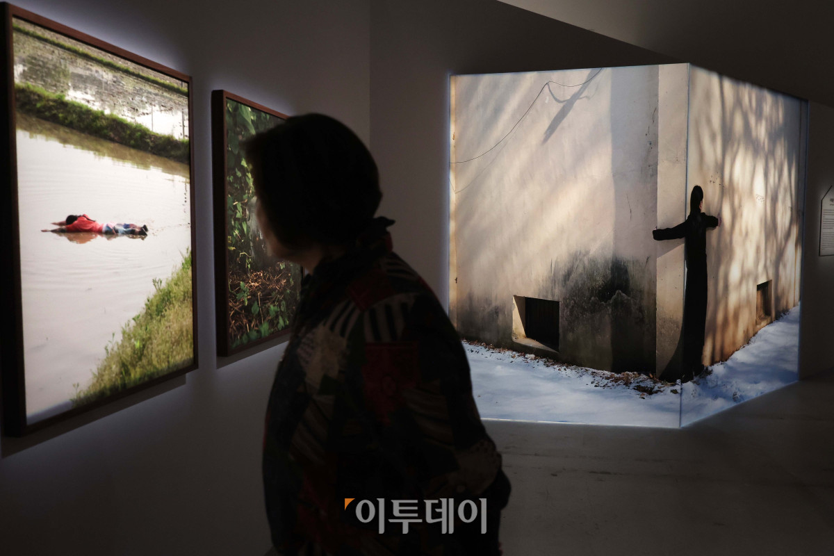 ▲30일 서울 도봉구 서울시립 사진미술관에서 열린 2026 서울사진축제를 찾은 관람객들이 작품을 둘러보고 있다. 5년 만에 재개된 이번 축제는 '컴백홈(Come Back Home)'을 주제로 집의 의미를 사진으로 탐구하는 전시와 다채로운 프로그램을 진행한다. 전시는 오는 6월 14일까지 진행되며, 서울시립 사진미술관은 이번 2026년을 시작으로 짝수년마다 서울사진축제를 개최할 계획이다. 김예연 인턴기자 kimye@