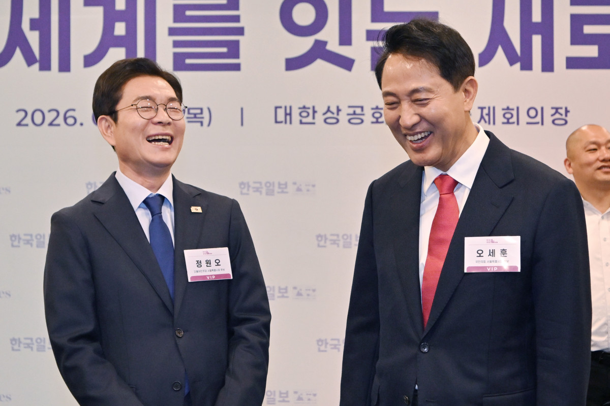 ▲더불어민주당 정원오 서울시장 후보(왼쪽)와 국민의힘 오세훈 서울시장 후보가 30일 서울 중구 대한상공회의소에서 열린 '한국포럼'에서 대화하고 있다. (연합뉴스)