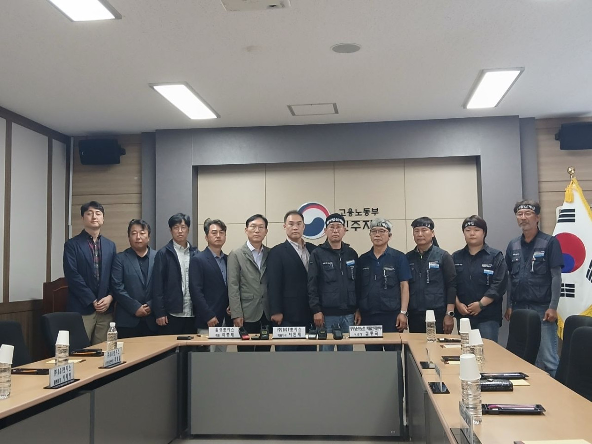 ▲30일 BGF로지스와 화물연대 관계자들이 고용노동부 진주지청에서 단체합의서 조인식을 열고 사진 촬영하고 있다. (사진제공=화물연대)