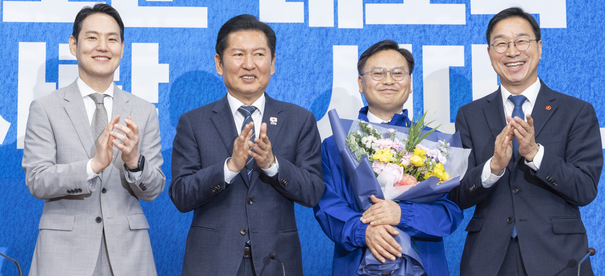 ▲6·3 재보선에서 제주 서귀포시에 출마할 것으로 예상되는 김성범 전 해양수산부 차관이 30일 국회에서 열린 더불어민주당 인재 영입식에서 민주당의 상징 '파란 점퍼'를 받은 뒤 기념 촬영하고 있다. 사진=연합뉴스