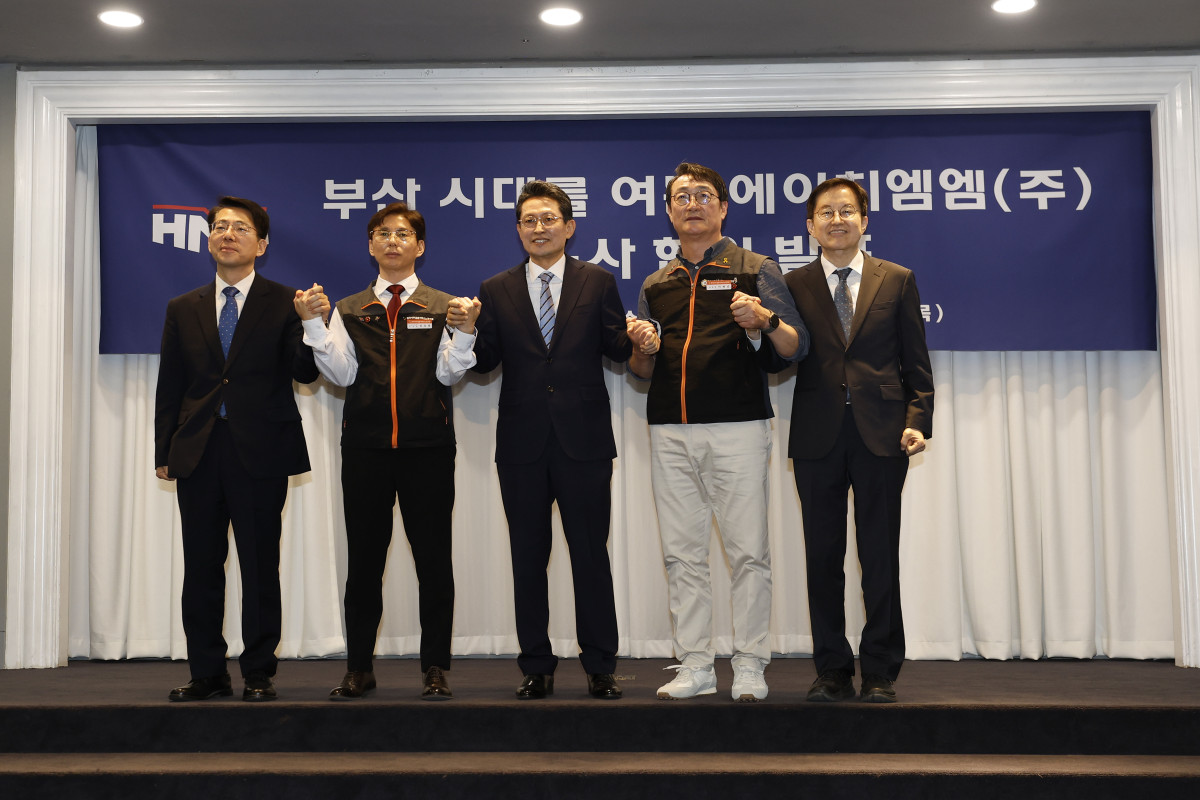 ▲30일 서울 여의도에서 진행된 노사합의서 서명식에서 (왼쪽부터) 황종우 해양수산부 장관, 정성철 HMM육상노조 지부장, 최원혁 HMM 대표이사 사장, 이재진 사무금융서비스노조 위원장, 김형준 한국해양진흥공사 본부장이 기념촬영을 하고 있다. (사진=HMM)