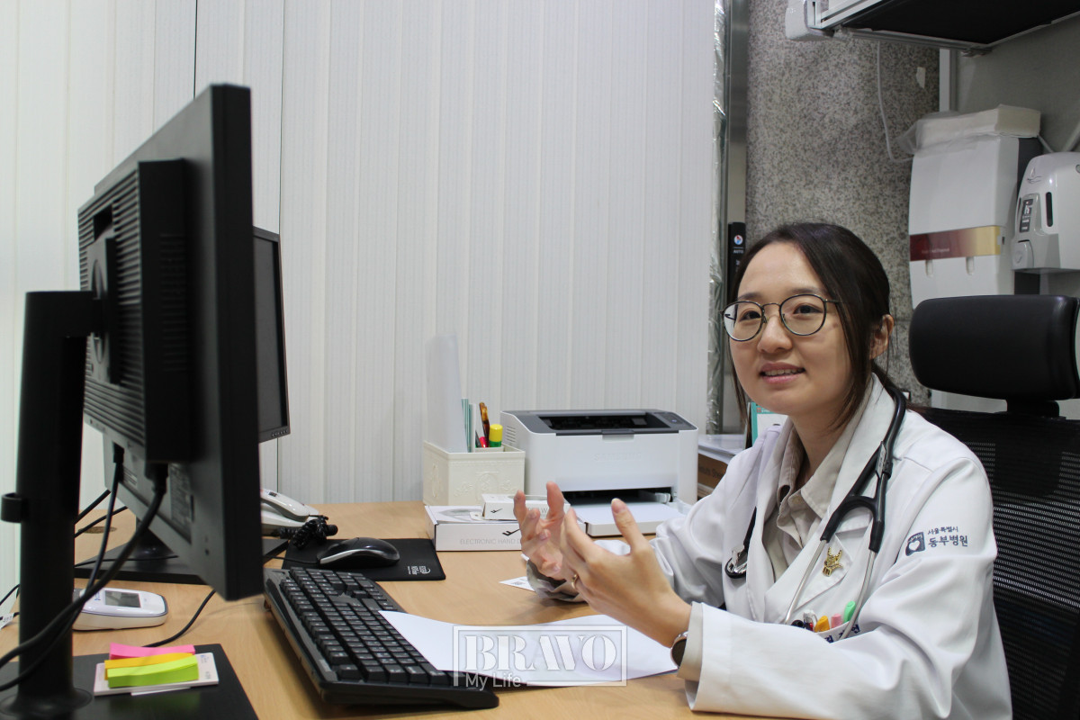 ▲서울특별시동부병원 김정연 노인진료센터장이 '브라보 마이 라이프'와 인터뷰를 하고 있다. (박지수 기자 jsp@)