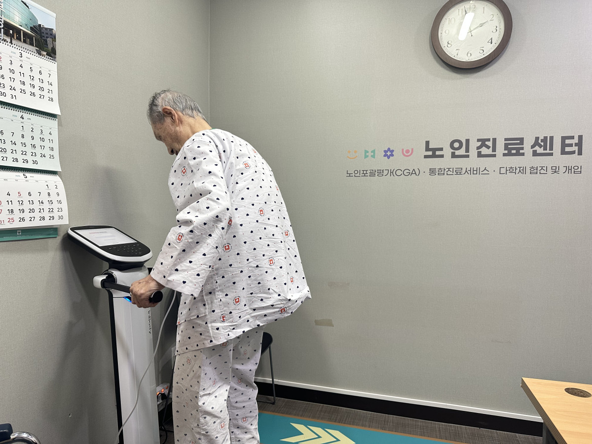 ▲동부병원 노인진료센터에 방문한 환자가 검사를 받고 있다. (서울특별시동부병원 제공)