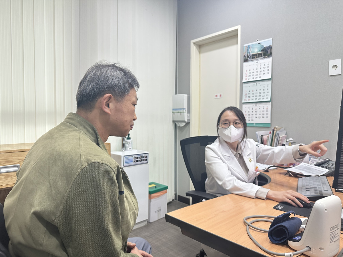 ▲동부병원 노인진료센터에서 김정연 센터장과 환자가 이야기를 나누고 있다. (서울특별시동부병원 제공)