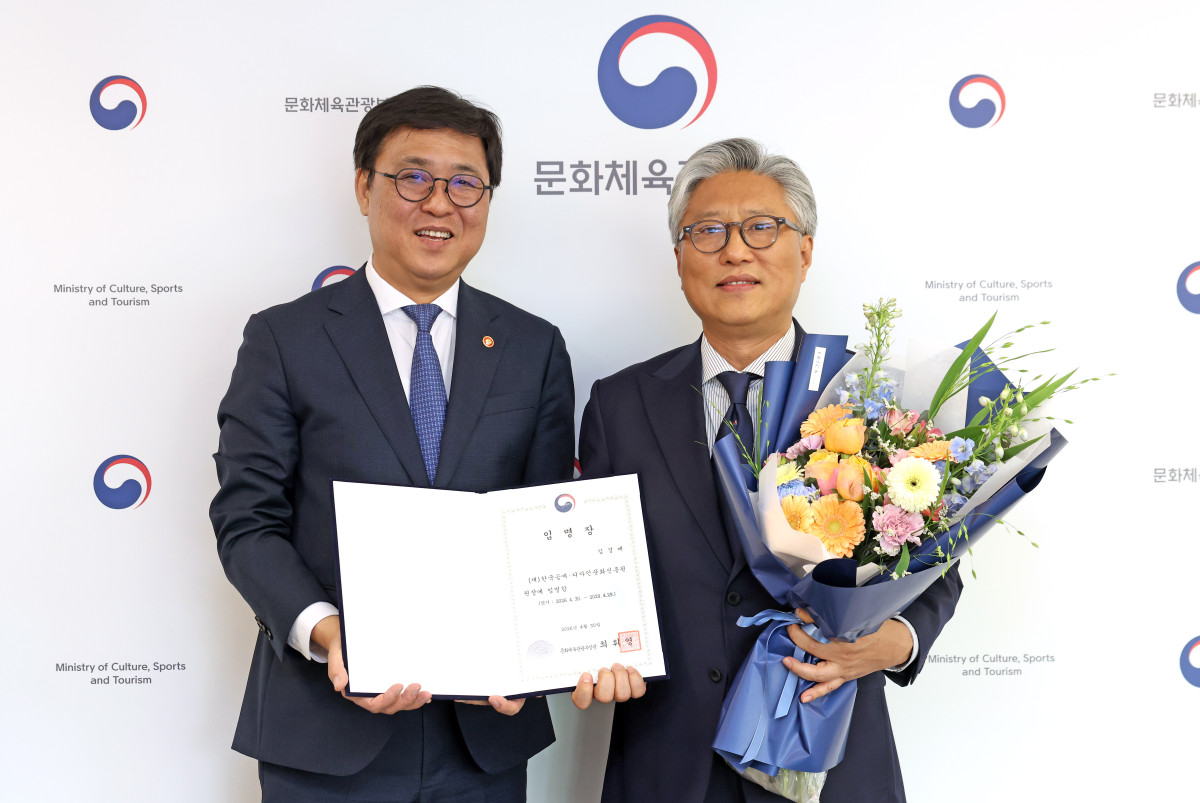 ▲30일 최휘영 문화체육관광부 장관과 김경배 한국공예·디자인문화진흥원 신임 원장이 기념 사진을 촬영하고 있는 모습. (사진제공=문체부)