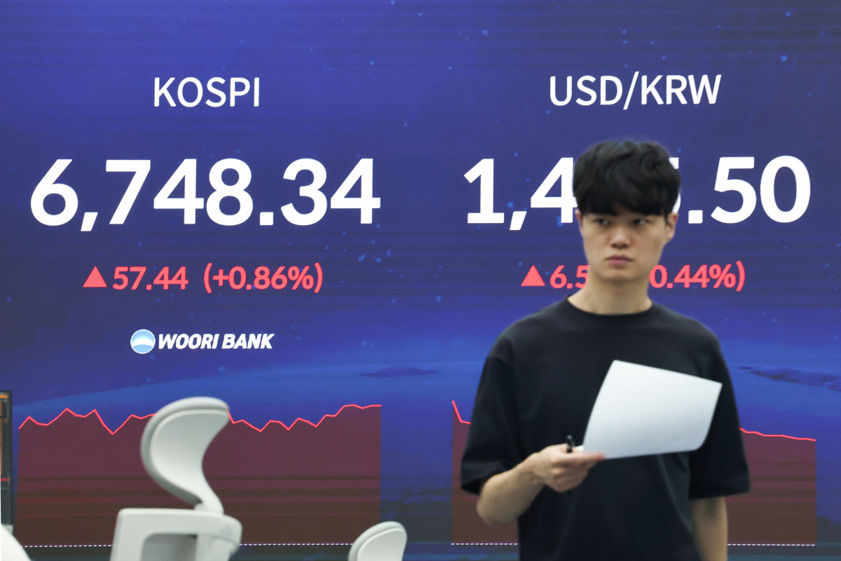 ▲30일 서울 중구 우리은행 본점 딜링룸 현황판에 코스피가 표시돼 있다. (연합뉴스)
