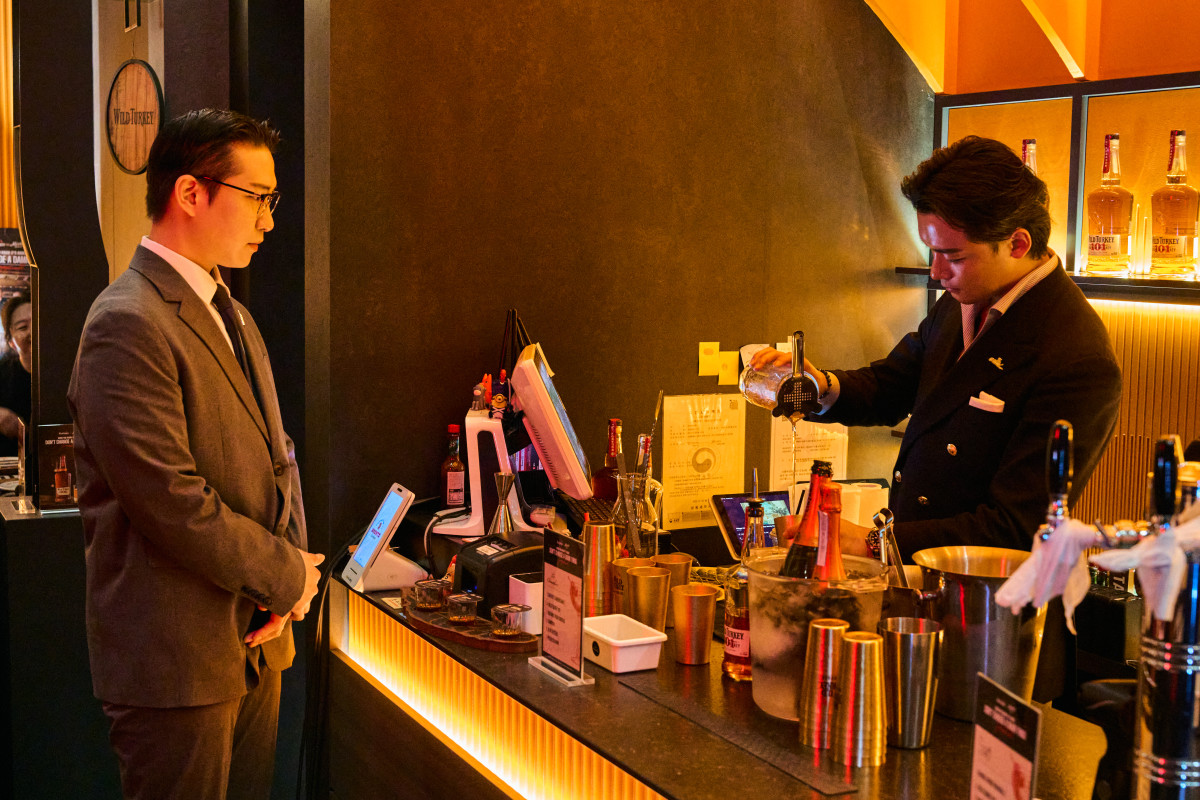 ▲이날 현장에는 2025년 아시아 베스트 바 50(ASIA’S 50 BEST BARS)에 선정된 제스트(권용진), 르챔버(이재웅), 소코바(박주성)의 바텐더가 게스트 바텐더로 참여해 와일드 터키 101을 각자의 스타일로 해석한 칵테일을 선보였다. (사진제공=캄파리코리아)