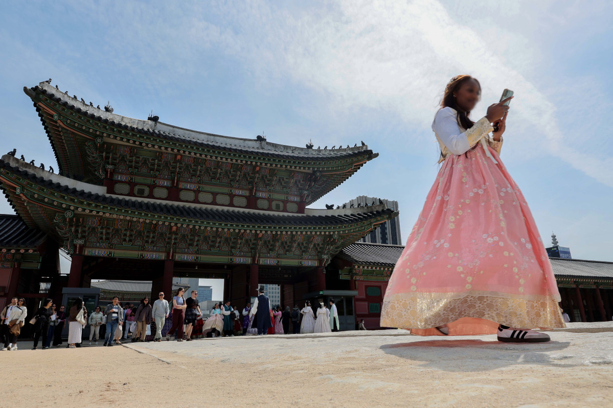 ▲지난달 29일 서울 경복궁을 찾은 시민들과 관광객들이 한복을 입고 즐거운 시간을 보내고 있다. 중동 전쟁의 여파로 인한 항공료 부담에 단거리 여행으로 발길을 돌린 중국과 일본 관광객 20만명이 이번 노동절과 골든위크가 겹친 ‘슈퍼 연휴’에 한국을 찾을 전망이다. (김예연 인턴기자 kimye@)