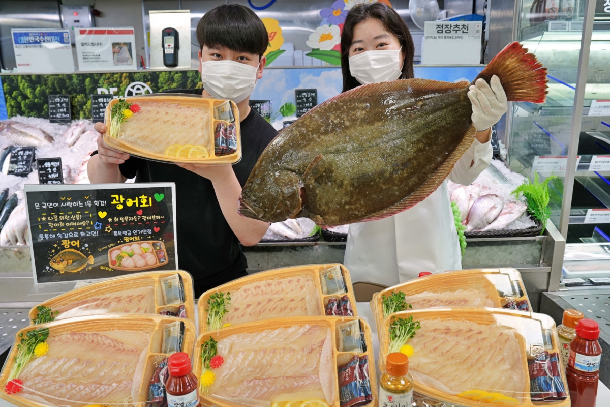 ▲롯데마트 '자연산 대물 광어회' (사진제공=롯데쇼핑)
