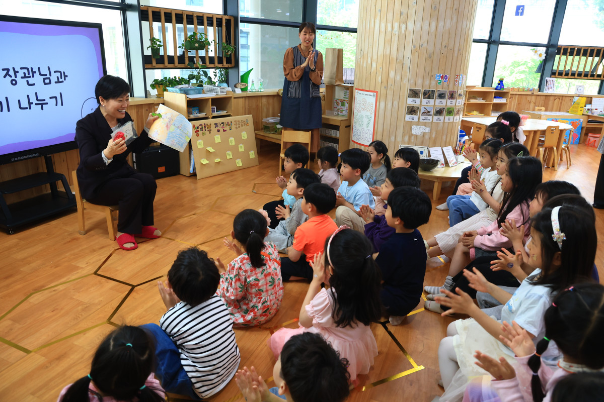 ▲송미령 농림축산식품부 장관이 30일 정부세종청사 어린이집을 찾아 어린이들에게 우리 농산물로 만든 간식을 전달하고, 농업·농촌의 가치와 가족의 소중함에 대해 이야기하고 있다. (사진제공=농림축산식품부)