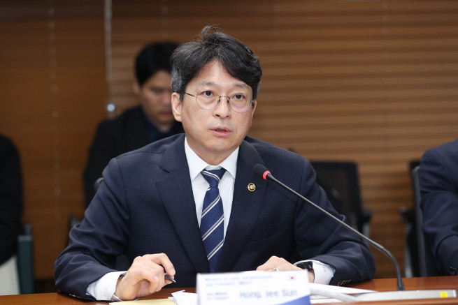 ▲홍지선 국토교통부 제2차관이 타지키스탄 교통부 차관 면담 자리에서 발언하고 있다. (사진제공=국토교통부)