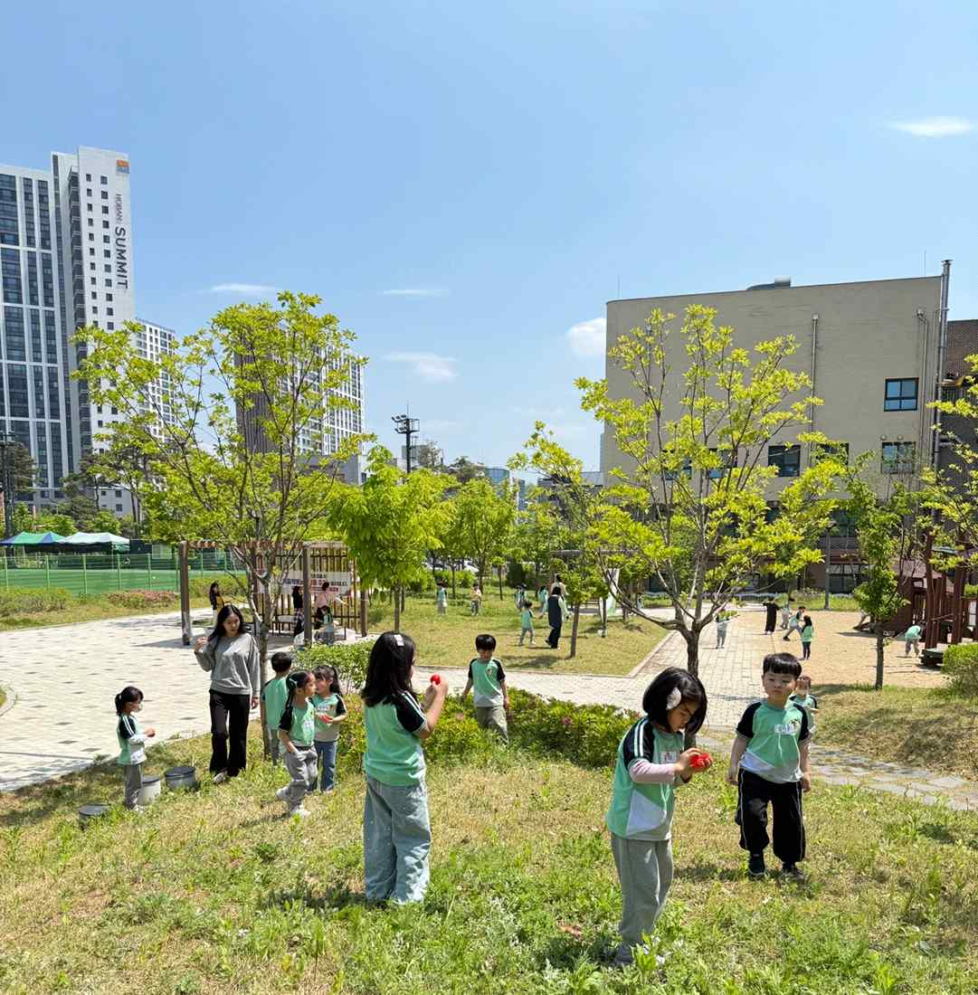 ▲30일 물빛나래유치원 인근 죽담공원에서 열린 '어린이날 행복 놀이 한마당' 보물찾기에서 유아들이 초록 잔디밭을 누비며 숨겨진 보물을 찾고 있다. 친구와 함께 뛰고 웃는 이 시간이 물빛나래유치원이 아이들에게 선물한 어린이날이다. (물빛나래유치원)