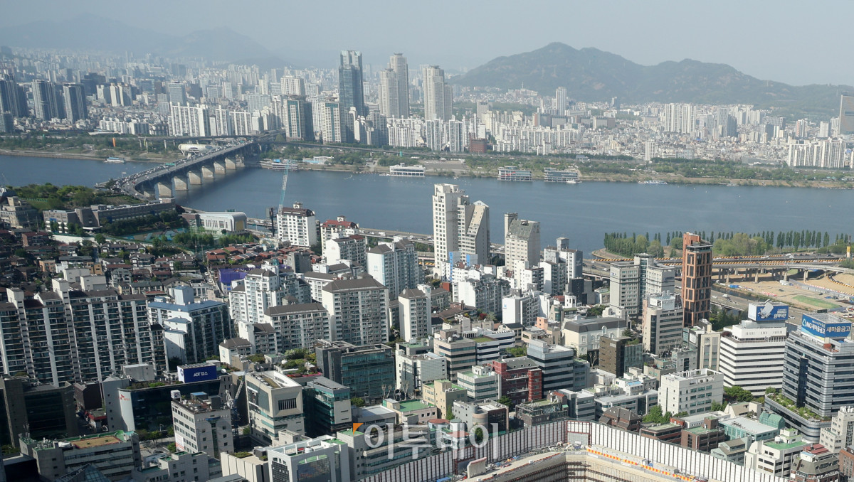 ▲서울 아파트값이 4월 넷째 주에도 상승세를 이어갔다. 30일 한국부동산원에 따르면 4월 넷째 주 서울 아파트 매매가격은 전주보다 0.14% 올랐다. 상승폭은 전주 대비 0.01%포인트 줄었다. 강남3구 가운데 강남구는 0.02% 하락하며 10주 연속 약세를 보였지만, 낙폭은 0.04%포인트 축소됐다. 다주택자 양도소득세 중과 유예 종료를 앞두고 급매물이 소진되면서 일부 매도 호가가 소폭 오른 영향으로 풀이된다. 사진은 서울 아파트 전경. 고이란 기자 photoeran@
