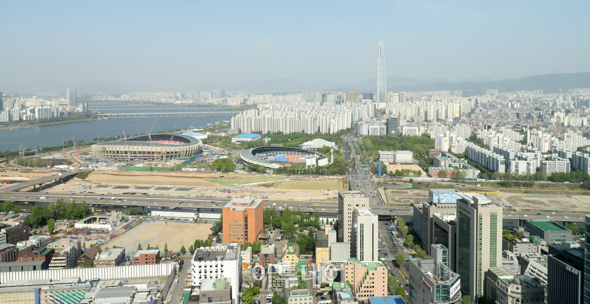 ▲서울 아파트값이 4월 넷째 주에도 상승세를 이어갔다. 30일 한국부동산원에 따르면 4월 넷째 주 서울 아파트 매매가격은 전주보다 0.14% 올랐다. 상승폭은 전주 대비 0.01%포인트 줄었다. 강남3구 가운데 강남구는 0.02% 하락하며 10주 연속 약세를 보였지만, 낙폭은 0.04%포인트 축소됐다. 다주택자 양도소득세 중과 유예 종료를 앞두고 급매물이 소진되면서 일부 매도 호가가 소폭 오른 영향으로 풀이된다. 사진은 서울 아파트 전경. 고이란 기자 photoeran@
