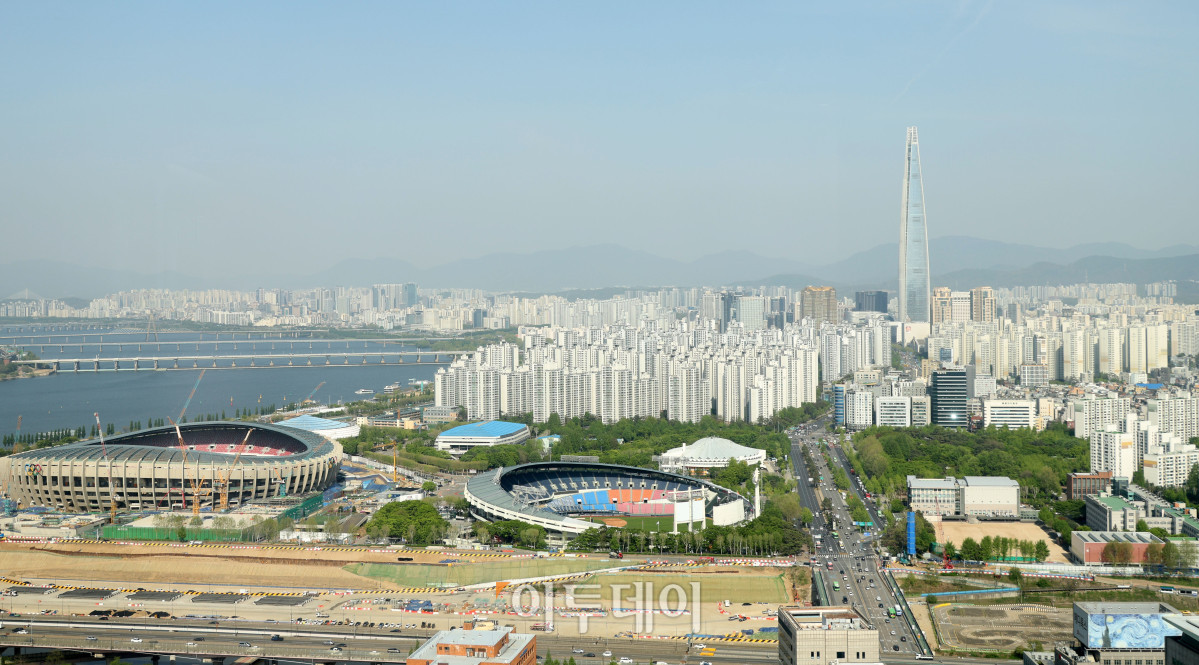 ▲서울 아파트값이 4월 넷째 주에도 상승세를 이어갔다. 30일 한국부동산원에 따르면 4월 넷째 주 서울 아파트 매매가격은 전주보다 0.14% 올랐다. 상승폭은 전주 대비 0.01%포인트 줄었다. 강남3구 가운데 강남구는 0.02% 하락하며 10주 연속 약세를 보였지만, 낙폭은 0.04%포인트 축소됐다. 다주택자 양도소득세 중과 유예 종료를 앞두고 급매물이 소진되면서 일부 매도 호가가 소폭 오른 영향으로 풀이된다. 사진은 서울 아파트 전경. 고이란 기자 photoeran@
