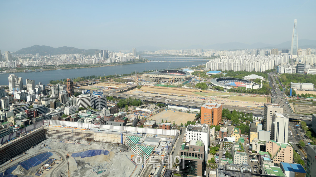 ▲서울 아파트값이 4월 넷째 주에도 상승세를 이어갔다. 30일 한국부동산원에 따르면 4월 넷째 주 서울 아파트 매매가격은 전주보다 0.14% 올랐다. 상승폭은 전주 대비 0.01%포인트 줄었다. 강남3구 가운데 강남구는 0.02% 하락하며 10주 연속 약세를 보였지만, 낙폭은 0.04%포인트 축소됐다. 다주택자 양도소득세 중과 유예 종료를 앞두고 급매물이 소진되면서 일부 매도 호가가 소폭 오른 영향으로 풀이된다. 사진은 서울 아파트 전경. 고이란 기자 photoeran@