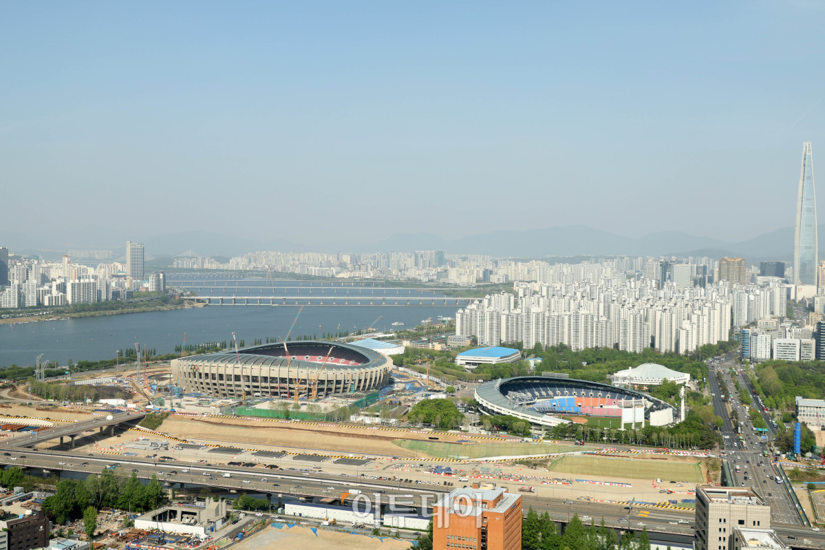 ▲서울 아파트값이 4월 넷째 주에도 상승세를 이어갔다. 30일 한국부동산원에 따르면 4월 넷째 주 서울 아파트 매매가격은 전주보다 0.14% 올랐다. 상승폭은 전주 대비 0.01%포인트 줄었다. 강남3구 가운데 강남구는 0.02% 하락하며 10주 연속 약세를 보였지만, 낙폭은 0.04%포인트 축소됐다. 다주택자 양도소득세 중과 유예 종료를 앞두고 급매물이 소진되면서 일부 매도 호가가 소폭 오른 영향으로 풀이된다. 사진은 서울 아파트 전경. 고이란 기자 photoeran@