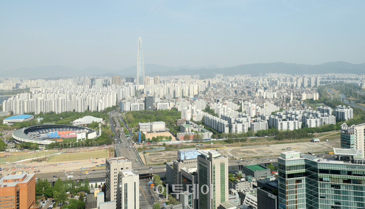 ▲서울 아파트값이 4월 넷째 주에도 상승세를 이어갔다. 30일 한국부동산원에 따르면 4월 넷째 주 서울 아파트 매매가격은 전주보다 0.14% 올랐다. 상승폭은 전주 대비 0.01%포인트 줄었다. 강남3구 가운데 강남구는 0.02% 하락하며 10주 연속 약세를 보였지만, 낙폭은 0.04%포인트 축소됐다. 다주택자 양도소득세 중과 유예 종료를 앞두고 급매물이 소진되면서 일부 매도 호가가 소폭 오른 영향으로 풀이된다. 사진은 서울 아파트 전경. 고이란 기자 photoeran@