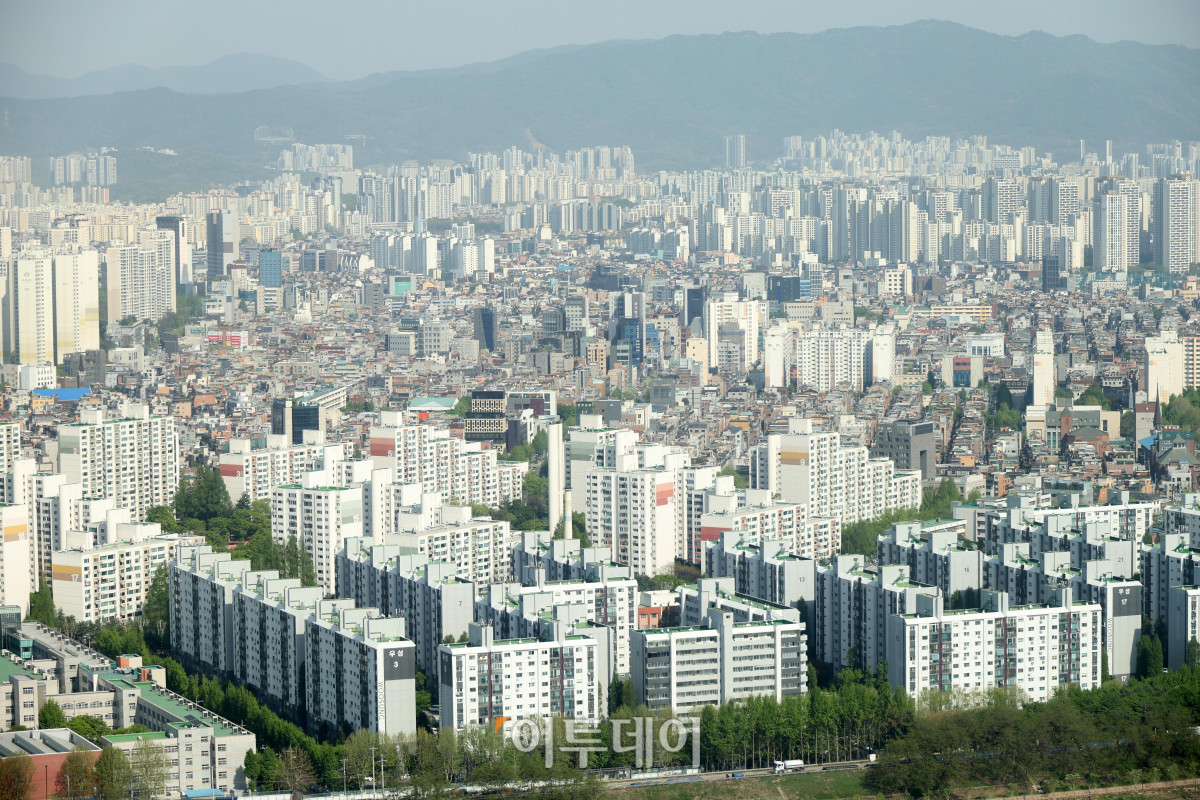 ▲서울 아파트값이 4월 넷째 주에도 상승세를 이어갔다. 30일 한국부동산원에 따르면 4월 넷째 주 서울 아파트 매매가격은 전주보다 0.14% 올랐다. 상승폭은 전주 대비 0.01%포인트 줄었다. 강남3구 가운데 강남구는 0.02% 하락하며 10주 연속 약세를 보였지만, 낙폭은 0.04%포인트 축소됐다. 다주택자 양도소득세 중과 유예 종료를 앞두고 급매물이 소진되면서 일부 매도 호가가 소폭 오른 영향으로 풀이된다. 사진은 서울 아파트 전경. 고이란 기자 photoeran@