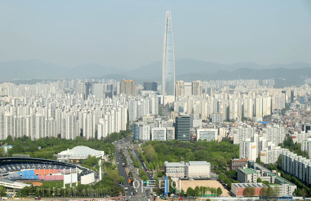 ▲서울 아파트값이 4월 넷째 주에도 상승세를 이어갔다. 30일 한국부동산원에 따르면 4월 넷째 주 서울 아파트 매매가격은 전주보다 0.14% 올랐다. 상승폭은 전주 대비 0.01%포인트 줄었다. 강남3구 가운데 강남구는 0.02% 하락하며 10주 연속 약세를 보였지만, 낙폭은 0.04%포인트 축소됐다. 다주택자 양도소득세 중과 유예 종료를 앞두고 급매물이 소진되면서 일부 매도 호가가 소폭 오른 영향으로 풀이된다. 사진은 서울 아파트 전경. 고이란 기자 photoeran@