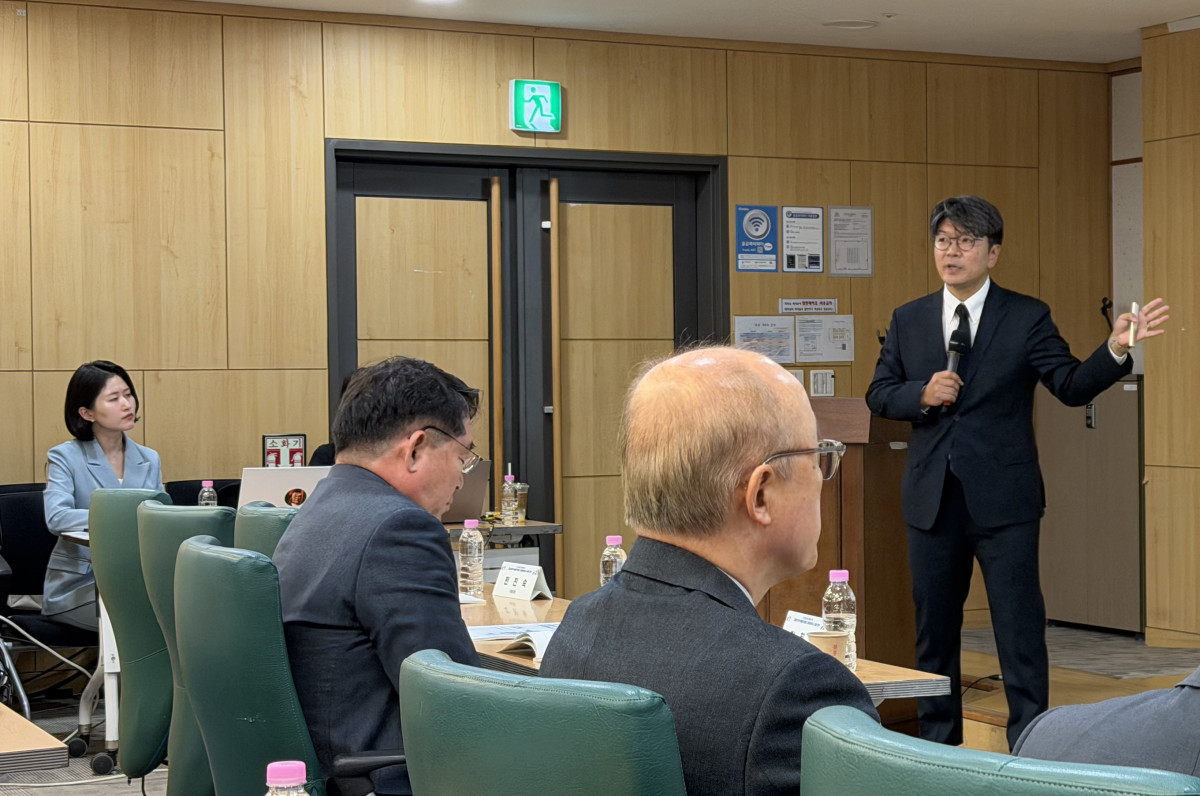 ▲고영호 건축공간연구원 연구위원이 30일 국회의원회관 제3세미나실에서 열린 ‘초고령사회 대응을 위한 고령자 주거-돌봄 연계와 고령친화도시 실행 전략’ 토론회에서 ‘고령친화도시 제도 시행과 정책과제’를 주제로 발표하고 있다.(이준호 기자)