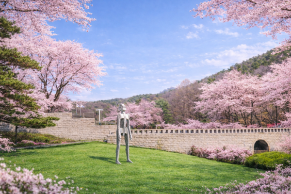 ▲조나단 보로프스키의 ‘노래하는 사람’, 미술관 입구에서 관람객을 맞이하는 대표 야외 조각(생성형 AI 이미지)