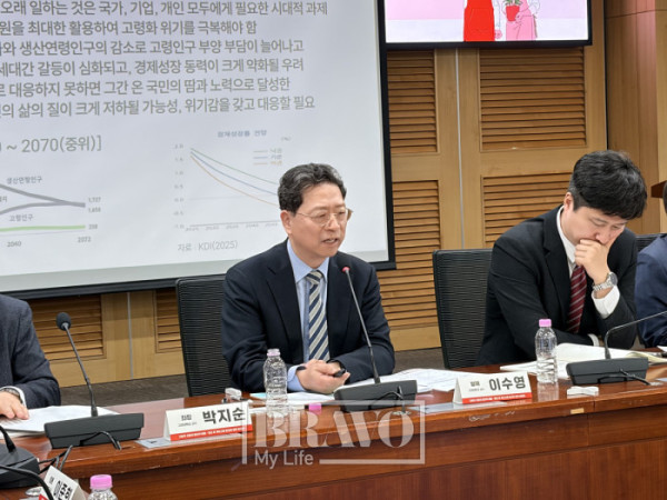 ▲1일 서울 여의도 국회의원회관에서 '고령자 고용의 합리적 해법, 정년 후 계속고용 활성화 방안 토론회'에서 이수영 고려대학교 교수가 발표를 하고 있다.(박지수 기자 jsp@)