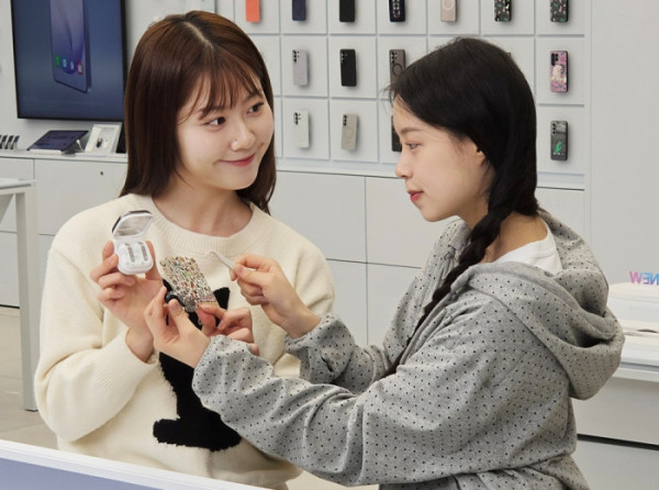 ▲삼성 강남 ‘갤럭시 버즈 커스텀 랩’에서 ‘갤럭시 버즈4 프로’를 꾸미는 모습.(삼성전자)