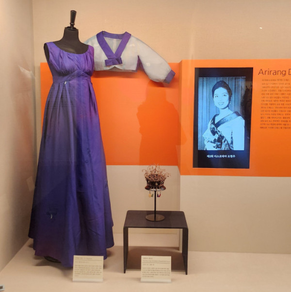 ▲전통 삼회장 저고리를 변형한 아리랑 드레스, 1966년.
