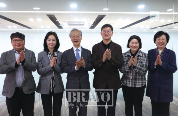 ▲(왼쪽부터)신동민 이투데이피엔씨 대표, 양진옥 굿네이버스 미래재단 대표, 조성권 이투데이피엔씨 미래설계연구원장, 이기일 서울시립대학교 도시보건대학원장, 이보람 써드에이지 대표, 박영란 강남대학교 시니어비즈니스학과 교수.