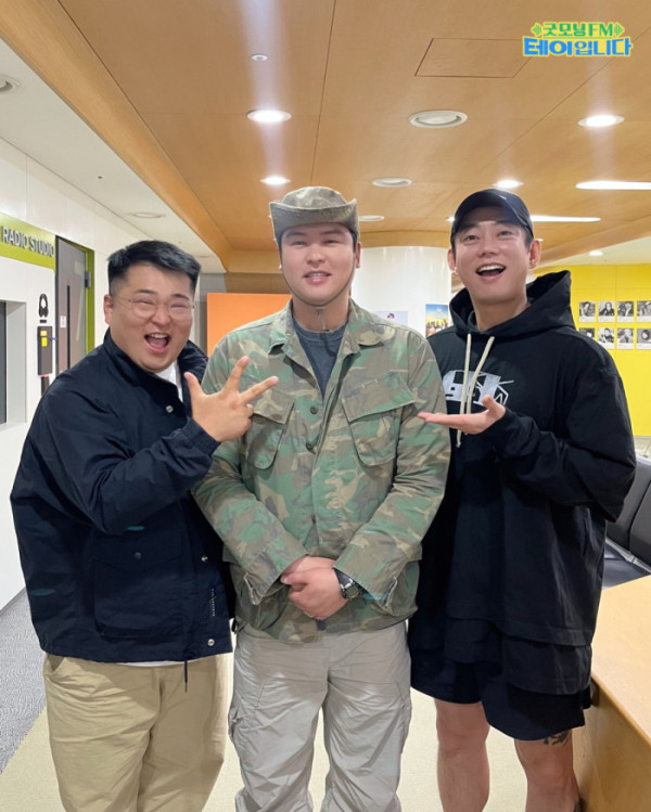 ▲'굿모닝FM'에 '시골마을 이장우3' 홍보차 출연한 배우 이장우(가운데)(사진=MBC)