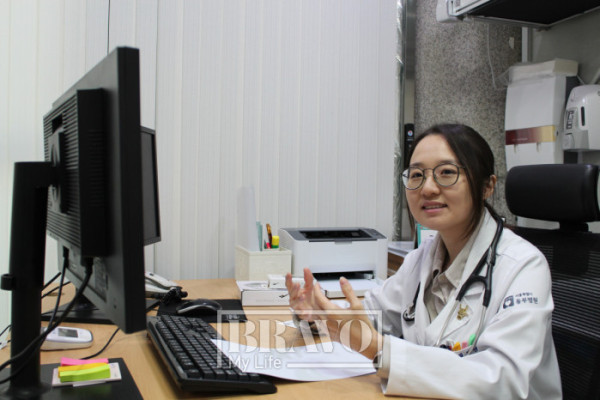 ▲서울특별시동부병원 김정연 노인진료센터장이 '브라보 마이 라이프'와 인터뷰를 하고 있다. (박지수 기자 jsp@)