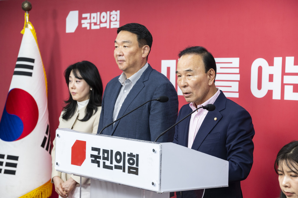 ▲국민의힘 박덕흠 중앙당 공천관리위원장과 공관위원들이 1일 서울 여의도 국민의힘 중앙당사에서 이날 심사한 6ㆍ3 재보선 지역구 후보 공천 결과를 발표하고 있다. (연합뉴스)