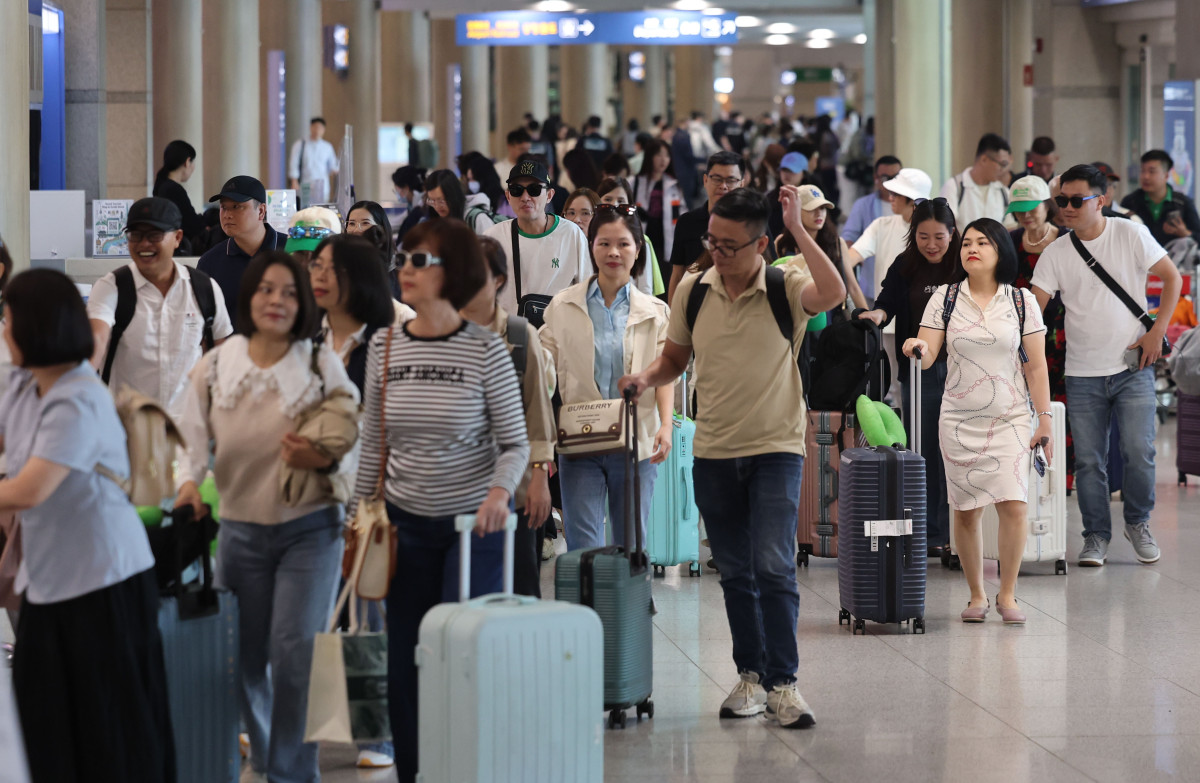 ▲1일 인천국제공항 제1여객터미널 입국장에서 외국인 관광객들이 입국하고 있다.일본 최대 연휴 기간인 골든위크와 중국 노동절 연휴가 겹치며, 문체부는 중국과 일본에서 약 20만명의 관광객이 한국을 찾을것이라고 예상했다. 2026.05.01. (뉴시스)