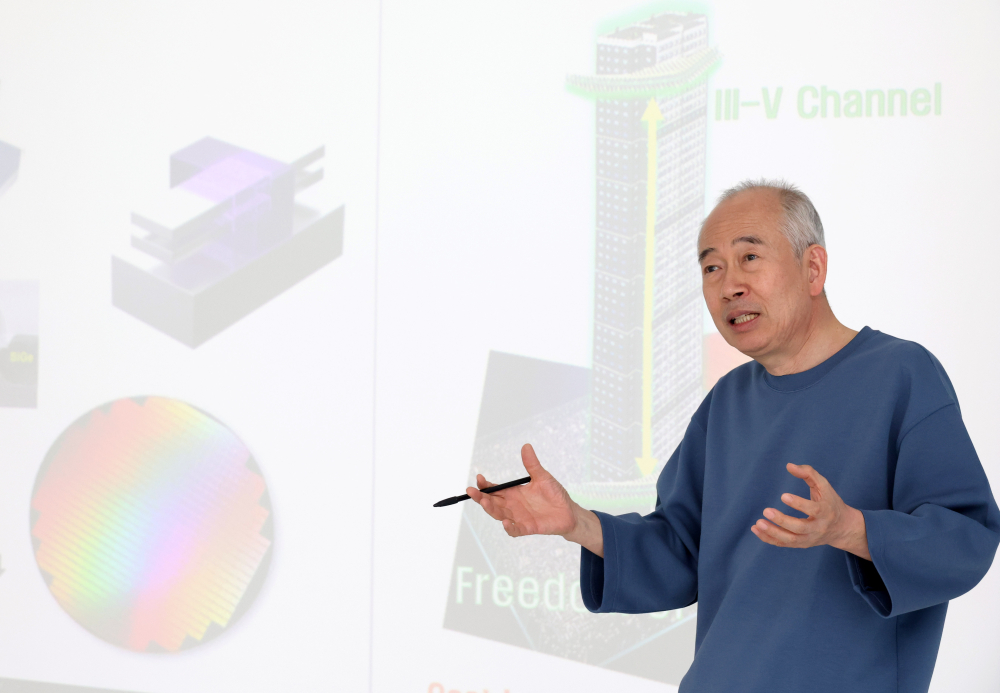 ▲황철주 주성엔지니어링 회장이 이투데이와 인터뷰에서 3-5족 화합물 반도체 기술에 대해 설명하고 있다.  고이란 기자 photoeran@ (이투데이DB)