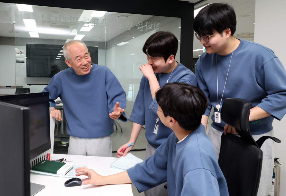 ▲황철주 주성엔지니어링 회장이 경기 용인에 위치한 R&D 센터에서 이투데이와 인터뷰에 앞서 직원들과 대화하고 있다. 고이란 기자 photoeran@ (이투데이DB)