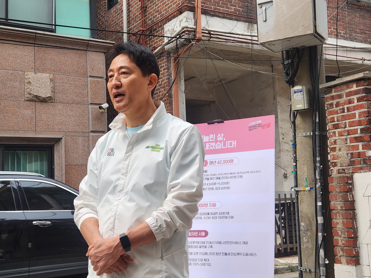 ▲국민의힘 오세훈 서울시장 후보가 2일 서울 관악구 신림동의 주택가에서 청년 주거지원 공약을 발표하고 있다. (사진제공=연합뉴스)