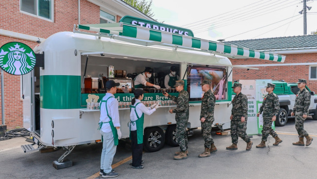 ▲스타벅스코리아 관계자들이 ‘스벅차'를 통해 군장병들에게 응원의 커피를 전달하고 있다. (사진제공=스타벅스코리아)