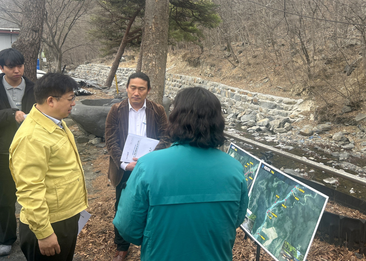 ▲김용균 행정안전부 자연재난실장이 2월 26일 충남 보령시 성주천과 전북 완주군 용연천을 방문해 하천·계곡 구역 내 불법 점용시설(물놀이 시설, 평상 등) 정비 현황을 점검하고 있다. (사진제공=행정안전부)