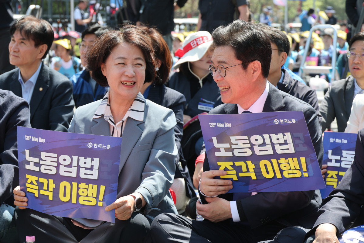 ▲더불어민주당 정원오 서울시장 후보(오른쪽)와 추미애 경기지사 후보가 1일 서울 여의도 국회 인근에서 열린 한국노총 전국노동자대회에 참석해 대화하고 있다. (연합뉴스)