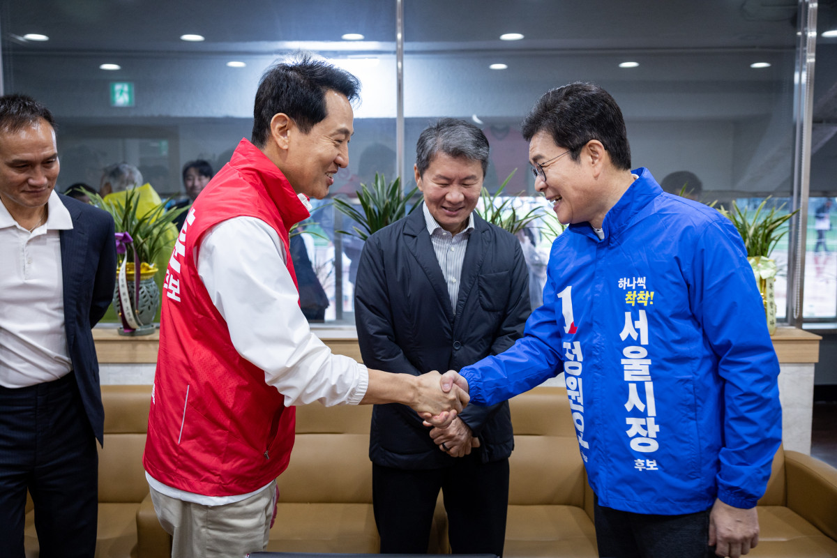 ▲정원오 더불어민주당 서울시장 후보가 3일 서울 효창운동장에서 열린 제44회 서울특별시장기 축구대회 개회식에서 t시작 전 오세훈 국민의힘 후보와 인사를 나누고 있다. (사진=정원오 캠프 제공) (사진=뉴시스)