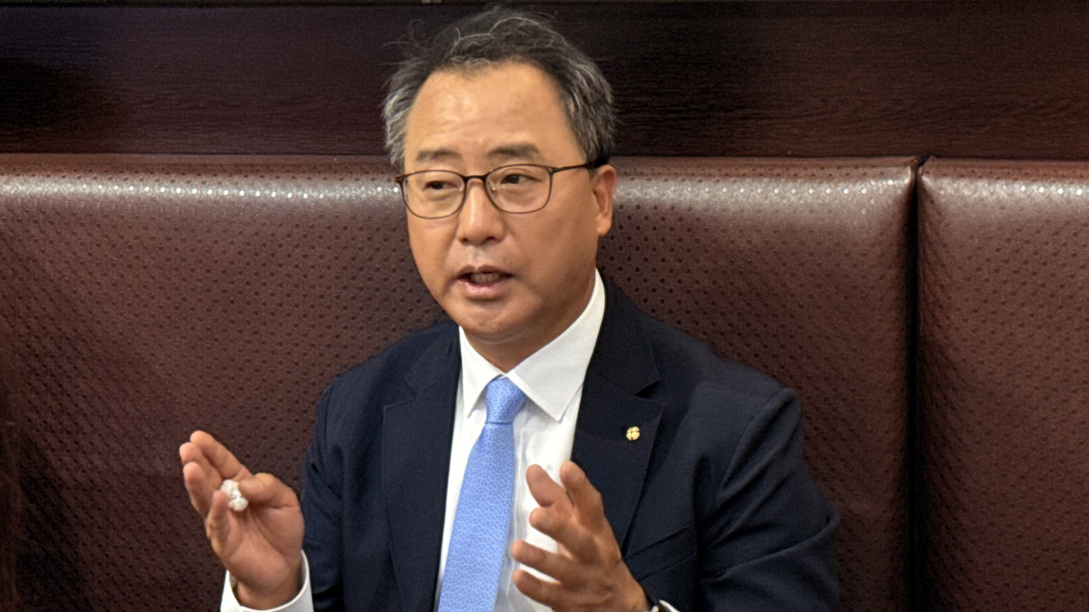 ▲채병득 금융결제원장이 3일(현지시간) 우즈베키스탄 사마르칸트에서 기자들과 만나 대화를 나누고 있다. (사진=금융결제원)
