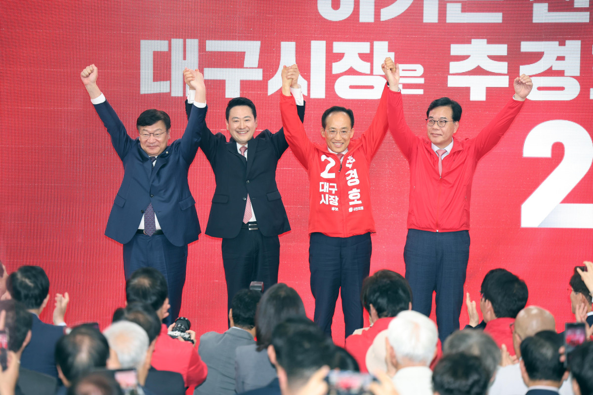 ▲3일 오후 대구 수성구 범어네거리에서 열린 국민의힘 추경호 대구시장 예비후보 선거사무소 개소식에서 장동혁 대표 등 당 지도부가 함께하고 있다. (연합뉴스)
